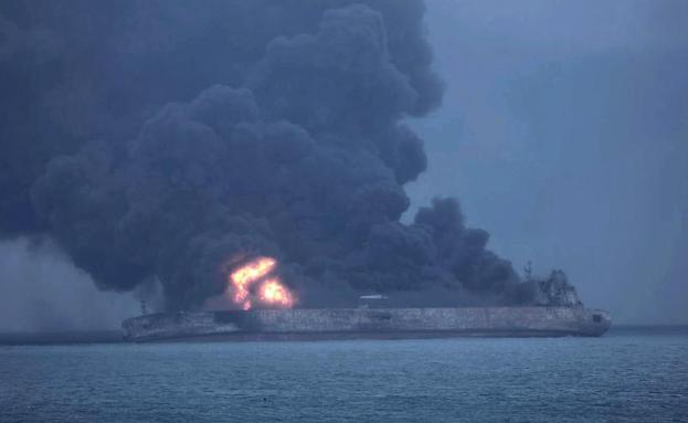 El buque continúa ardiendo tres días después del accidente.