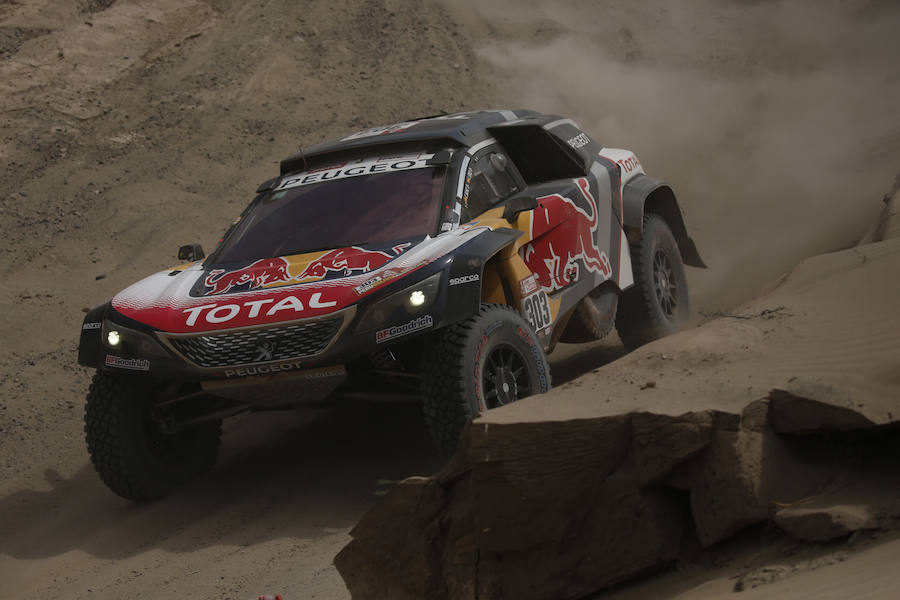 Los españoles Carlos Sainz y Lucas Cruz, de Peugeot. 