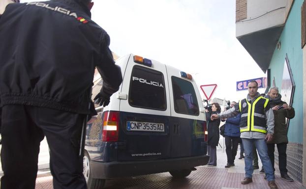 Imagen del traslado de jugadores en un furgón policial.