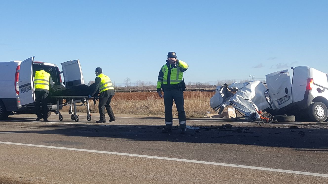 La Nacional 120 se ha convertido en un 'punto negro' para el tráfico en la provincia de León. Un muerto tras un choque frontrolateral entre un camión y un vehículo.