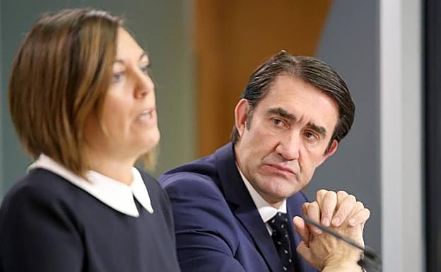 La portavoz, Milagros Marcos, y el consejero de Fomento, Juan Carlos Suárez-Quiñones. :: L. P.-ICAL