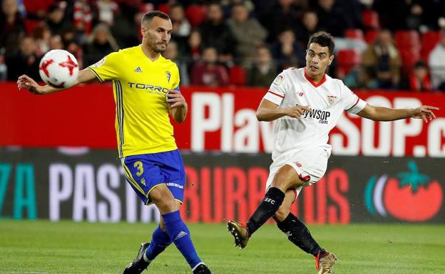 Wissam Ben Yedder, ante Servando Sánchez.