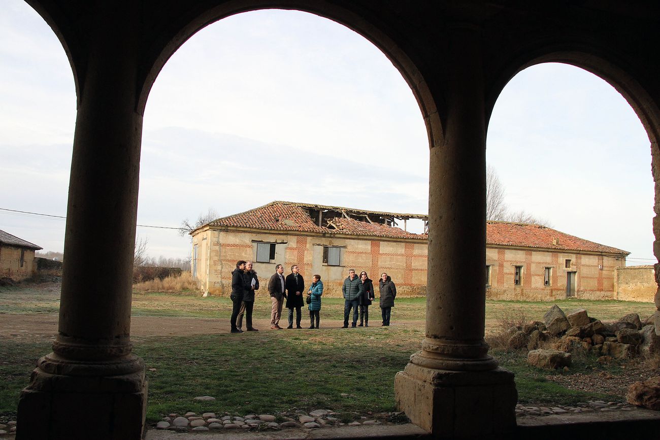 El director general de Patrimonio Cultural, Enrique Saiz, presenta las obras de restauración en el Monasterio de Santa María de Sandoval.