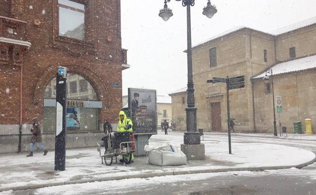 Un operario trabajando con sal en las calles.