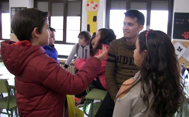 Óscar Casado visita de nuevo el aula que compartió con sus alumnos en el Ponce.