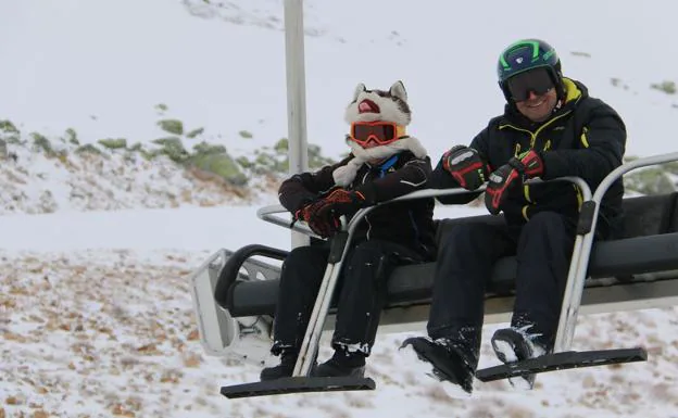 Dos esquiadores en una de las estaciones leonesas. 