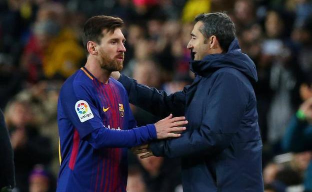Ernesto Valverde se saluda con Leo Messi. 
