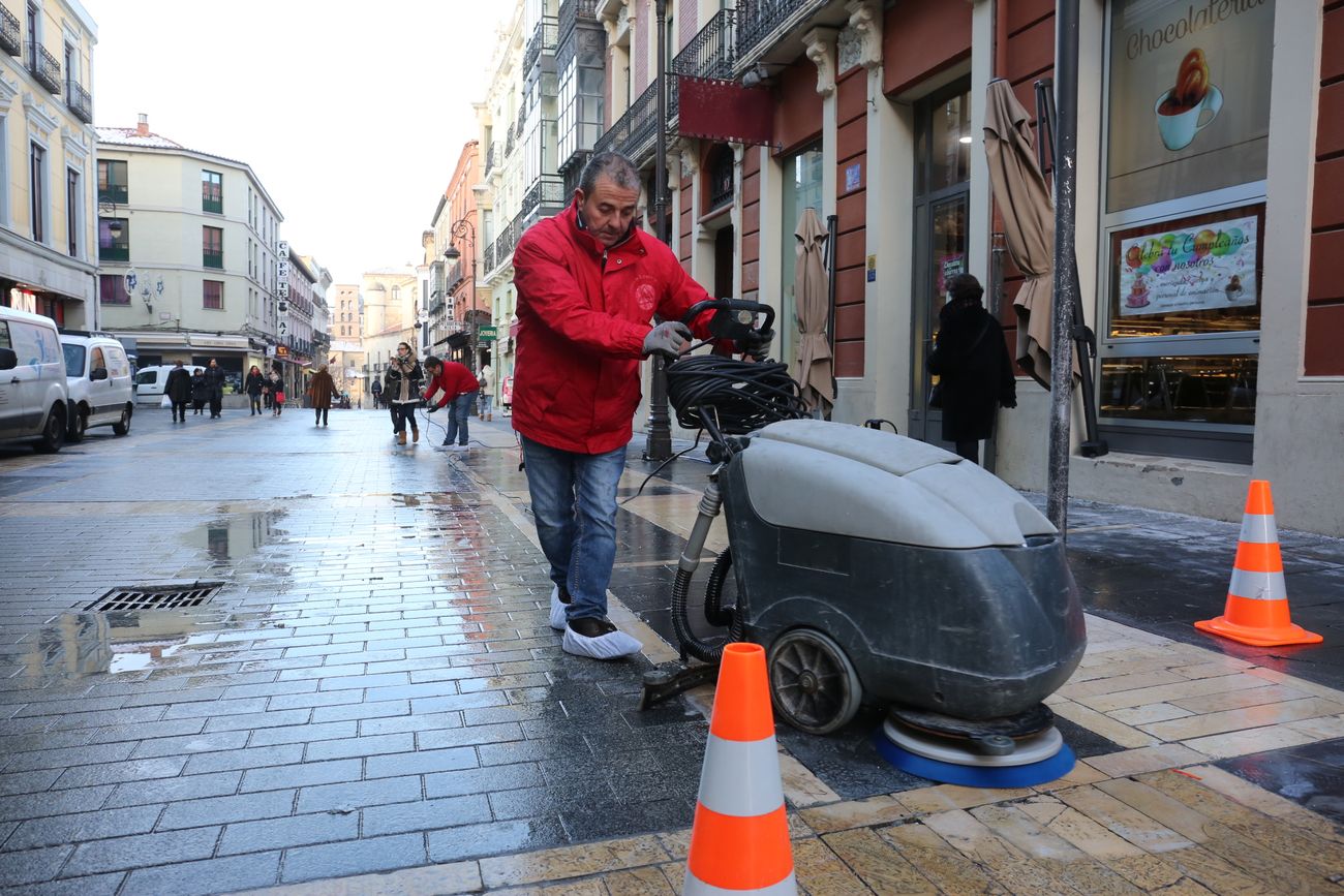 La Calle Ancha recibe un tratamiento para que su suelo deje de ser deslizante.