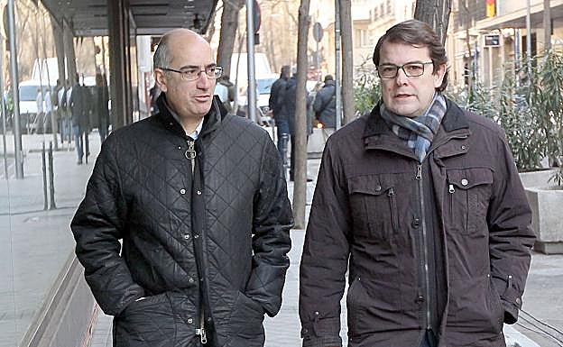 El presidente del Partido Popular de Castilla y León, Alfonso Fernández Mañueco y el presidente de la diputación de Salamanca, Javier Iglesias, a su llegada a la sede del PP.