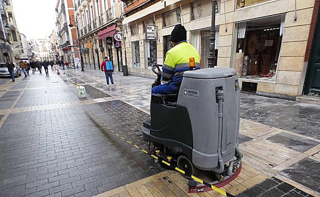 Galería. La Calle Ancha se hace antideslizante.