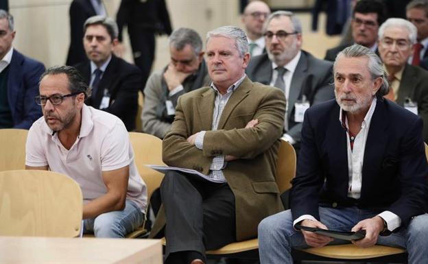 Álvaro Pérez Alonso 'El Bigotes', responsable de la empresa Orange Market; Pablo Crespo, número dos de la trama Gürtel, y Francisco Correa, empresario y 'cabecilla' de la trama, durante el juicio que se celebra en la Audiencia Nacional.