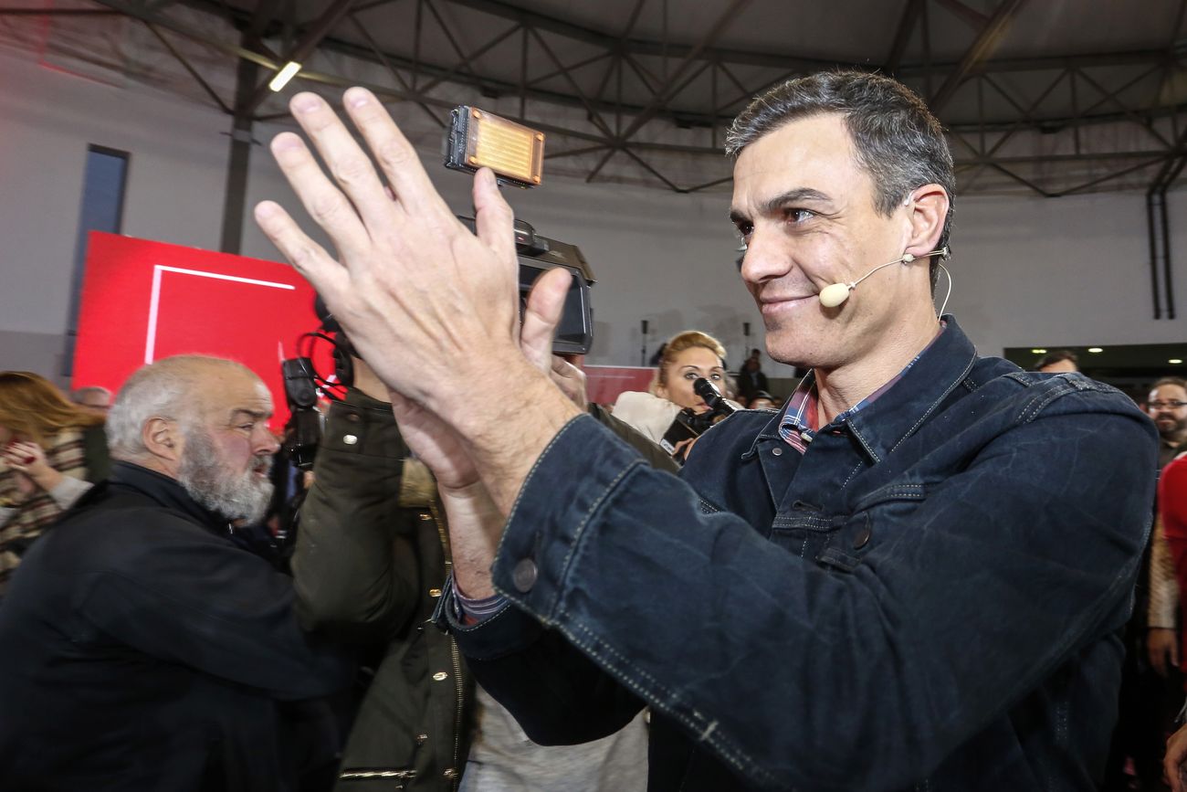 El secretario general del PSOE, Pedro Sánchez, interviene en asamblea abierta para abordar la situación de las pensiones. También interviene el secretario autonómico, Luis Tudanca y el provincial, Javier Cendón