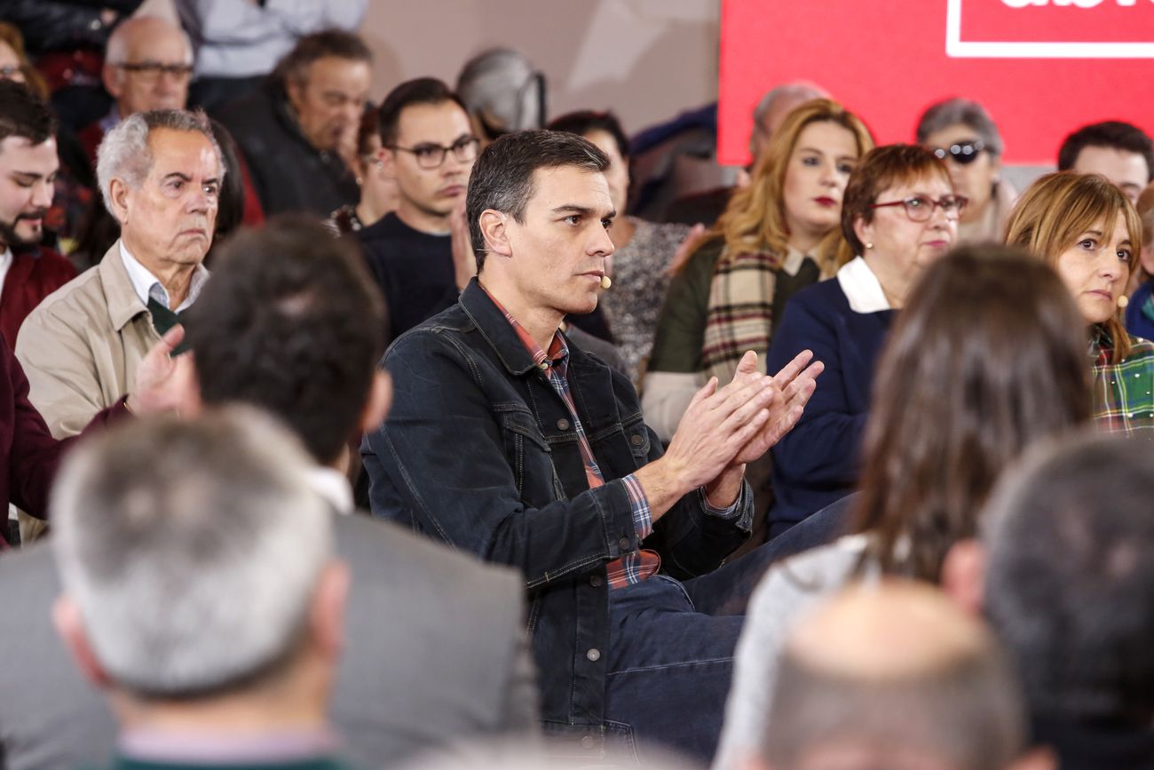 El secretario general del PSOE, Pedro Sánchez, interviene en asamblea abierta para abordar la situación de las pensiones. También interviene el secretario autonómico, Luis Tudanca y el provincial, Javier Cendón