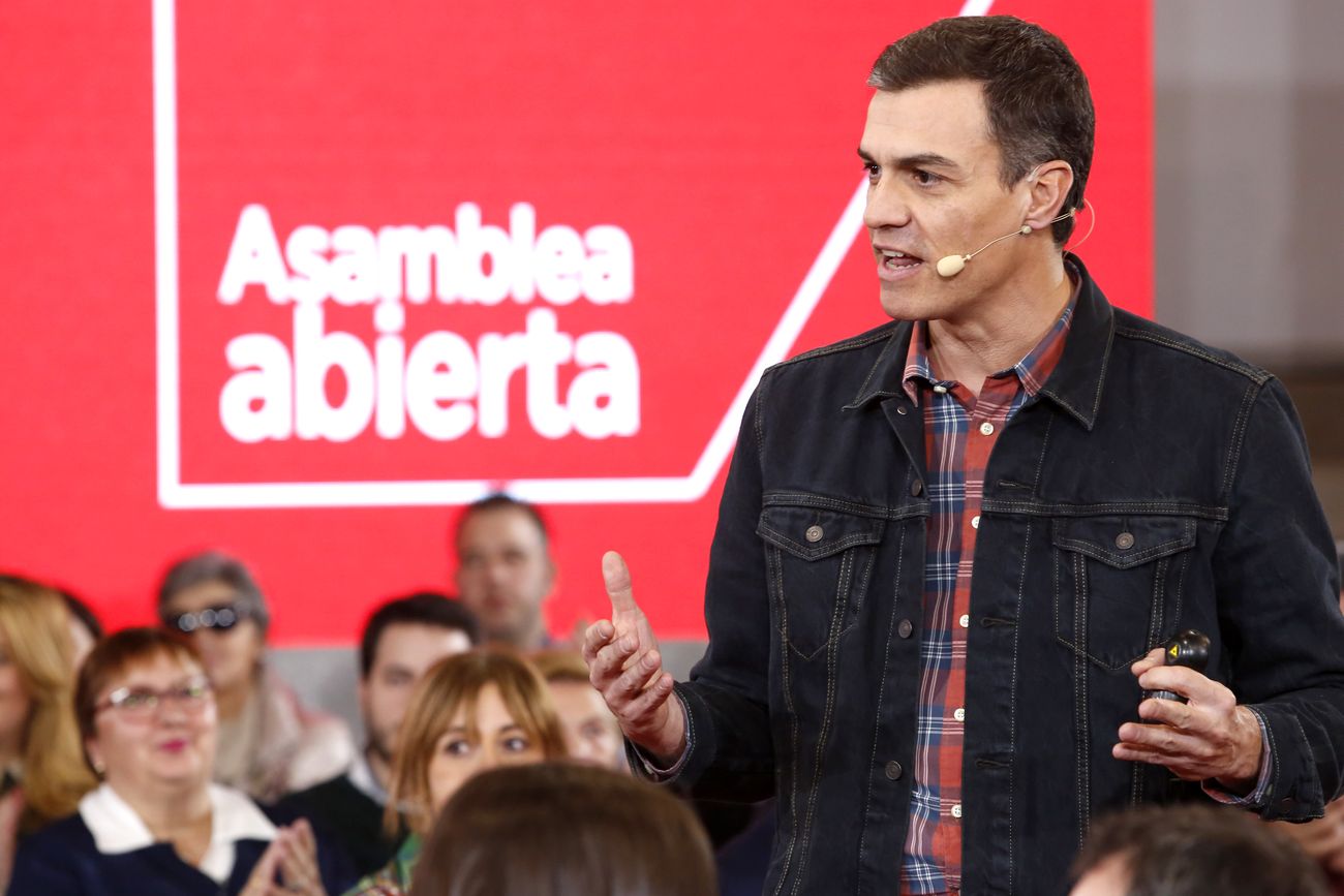 El secretario general del PSOE, Pedro Sánchez, interviene en asamblea abierta para abordar la situación de las pensiones. También interviene el secretario autonómico, Luis Tudanca y el provincial, Javier Cendón