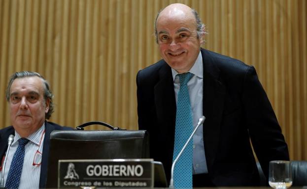 De Guindos, antes de comparecer en la Comisión de investigación de la crisis financiera y rescate bancario. 