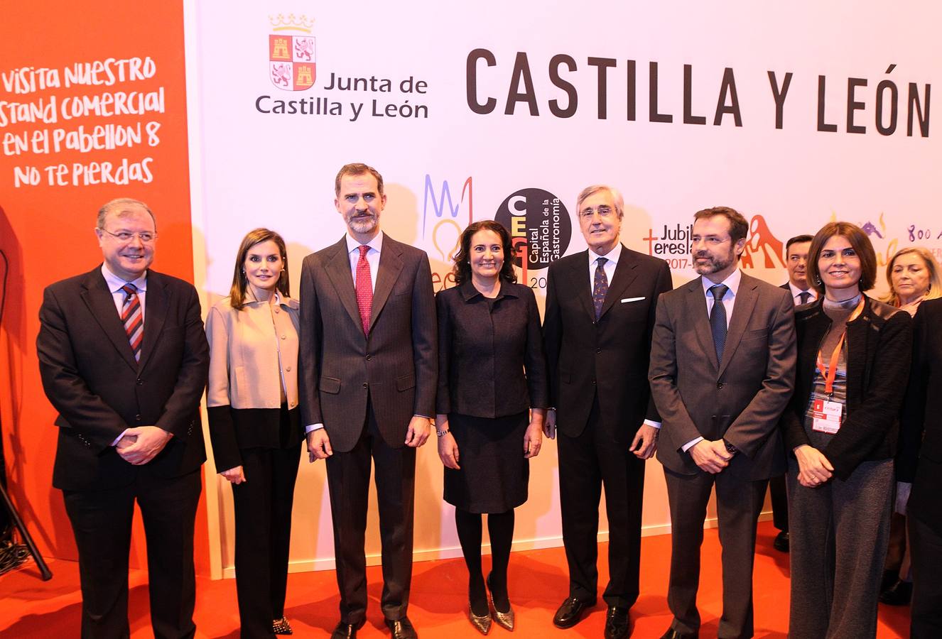 Don Felipe y doña Letizia han conocido de primera mano la oferta de la comunidad y se han interesado por los eventos y conmemoraciones culturales para este año