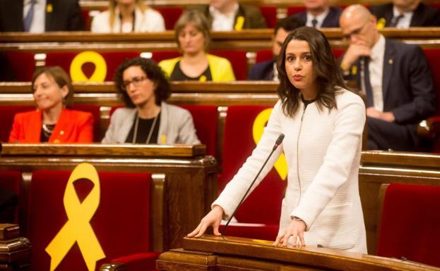 Imagen principal - Inés Arrimadas, cuando ha pedido que no se tengan en cuenta los votos delegados. Debajo, Marta Rovira observa uno de los lazos en los escaños y el saludo entre Torrent y Forcadell.