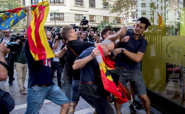 Uno de los ultras del 9 de octubre en Valencia ve un «efecto óptico» en fotos suyas pegando