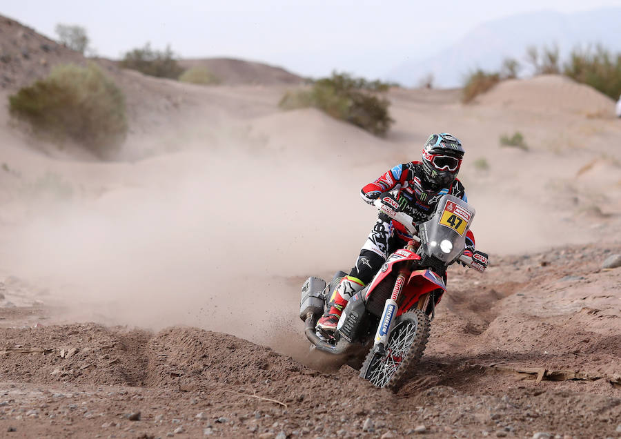 El piloto argentino Kevin Benavides conduce su Honda durante la undécima etapa del Dakar. 