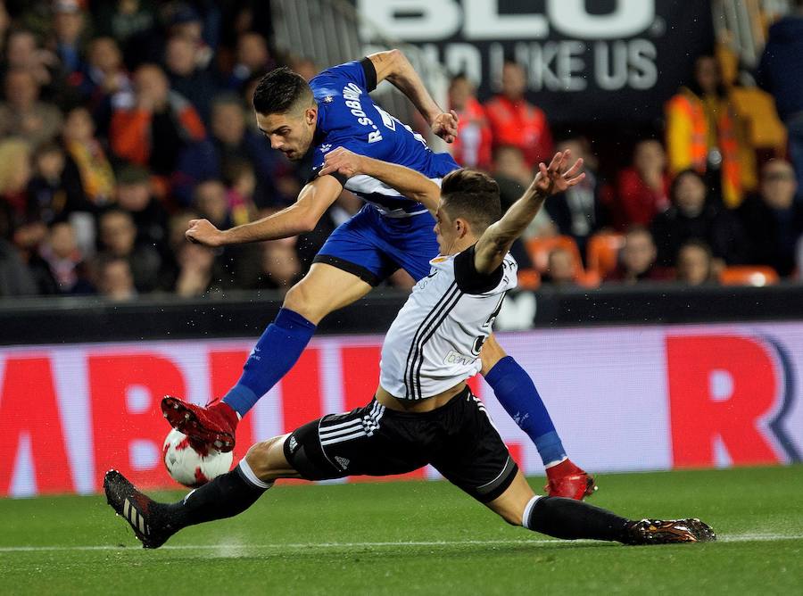 Guedes y Rodrigo sellaron una remontada del Valencia ante el Alavés en Copa del Rey ayudada por un error del portero Sivera y la expulsión de Diéguez.