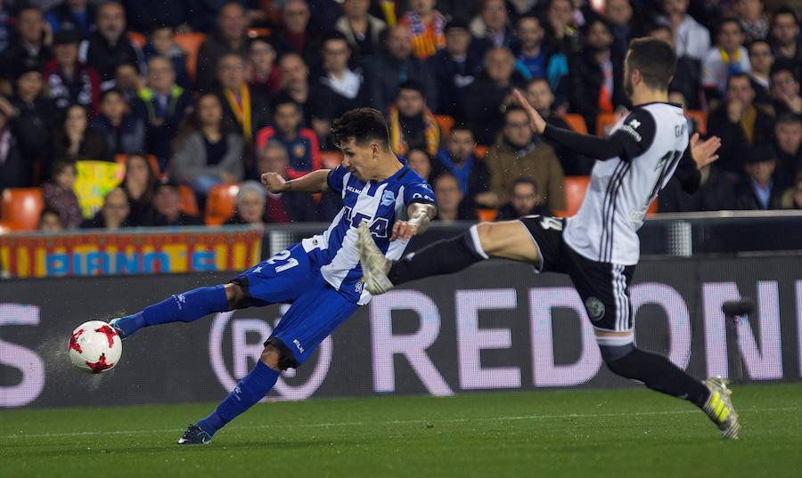 Guedes y Rodrigo sellaron una remontada del Valencia ante el Alavés en Copa del Rey ayudada por un error del portero Sivera y la expulsión de Diéguez.