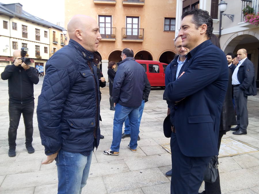 El presidente del comité de FCC, Marco Antonio Varela, junto al concejal de Medio Ambiente de Ponferrada, Roberto Mendo.