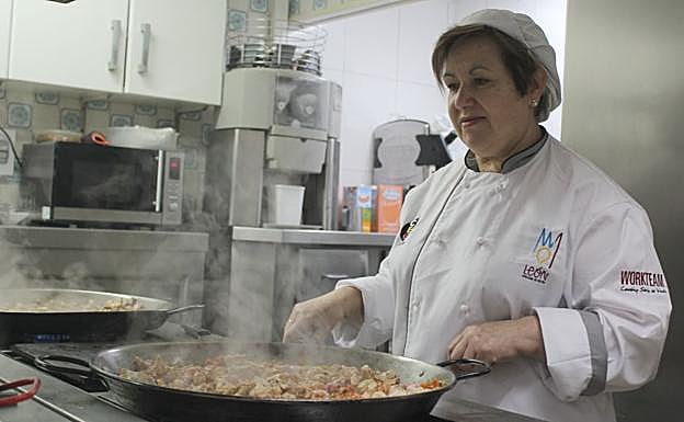 Galería. Los establecimientos leoneses ya 'lucen' los mandiles de la Capitalidad Gastronómica.