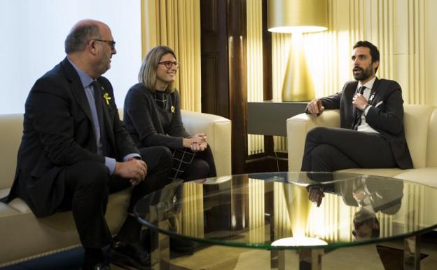 Los representantes de Junts per Catalunya, Elsa Artadi (c) y Eduard Pujol (i), se rreunieron este mediodía con el presidente del Parlament, Roger Torrent(c).