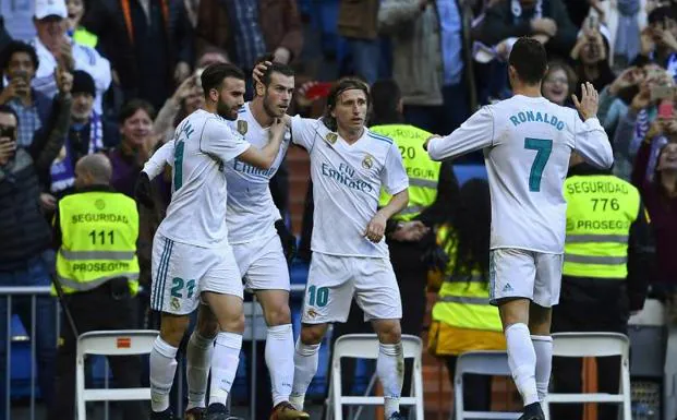Mayoral, Modric y Cristiano felicitan a Bale por uno de sus tantos. 