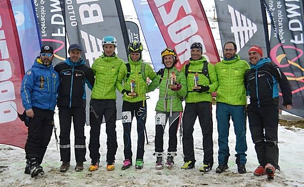 Imagen principal - En la imagen superior, varios de los deportistas de Castilla y León. Abajo la cántabra Gariela Sánchez (en el centro) y el leonés Manuel Merillas, campeones en cronoescalada. 