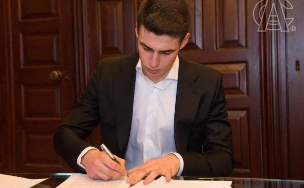 Kepa Arrizabalaga firma su contrato. 