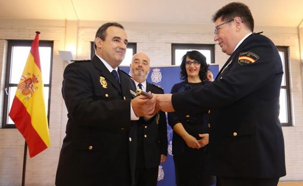 El nuevo comisario jefe de la Comisaría Local de Ponferrada, Miguel Ángel Martínez Redondo; el jefe superior de Policía de Castilla y León, Jorge Zurita; la subdelegada del Gobierno en León, Teresa Mata; y el comisario Jefe de Zamora y ex comisario de Ponferrada, Ubaldo de la Torre, durante la toma de posesión.