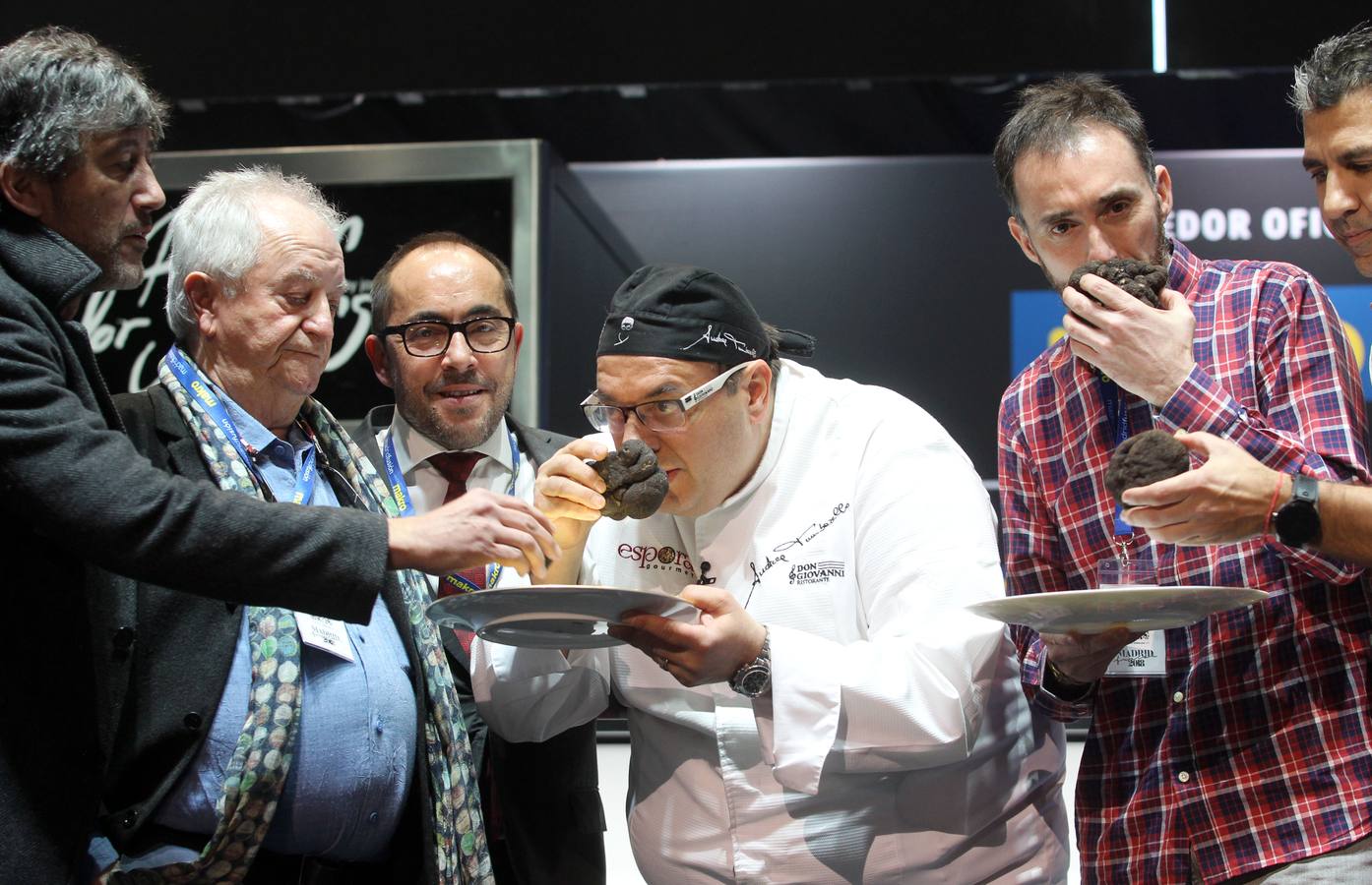 El presidente de la Diputación de Soria, Luis Rey (C) junto al chef Andrea Tubarello y dos de los miembros de la procuctora ATTIC Films que comparten los dos lotes subastados de la trufa negra de Soria, acompañados por los cocineros, Juan María Arzak y Paco Roncero.