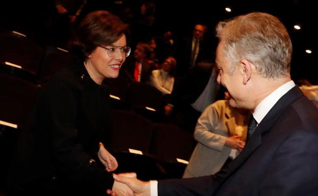 La vicepresidenta pide a Puigdemont que deje de hacer «el ridículo« y de dar el «espectáculo»