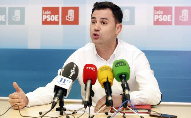 Imagen principal - El PSOE lamenta la «visita fraude» de Rajoy a León y califica de «carnavalada» los anuncios del presidente