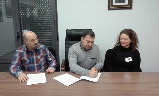 El alcalde de Toral de los Vados, Pedro Fernández (C), y el secretario de Asorbier, José Manuel Quiroga, rubricaron el acuerdo.