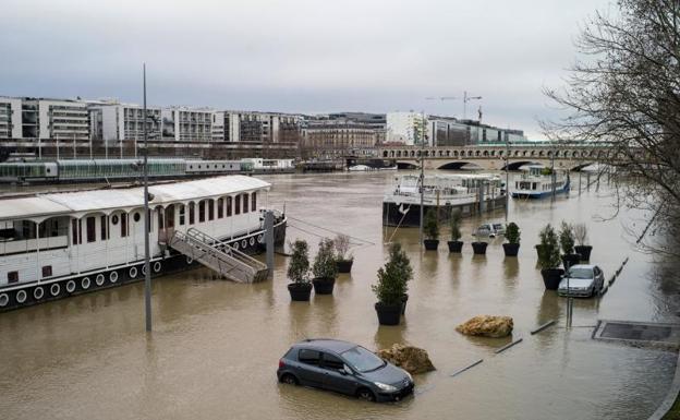 El río Sena desbordado por las lluvias en París.