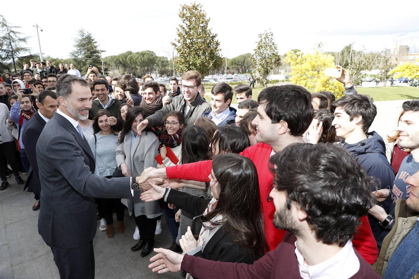 Después de que la actividad de Felipe VI se viera mermada en 2016 por la falta de Gobierno, el Rey cerró otro año atípico, esta vez como consecuencia de la situación política de Cataluña, la comunidad autónoma que visitó en más ocasiones durante 2017. En el plano internacional, su actividad se incrementó con dos visitas de Estado (Reino Unido y Japón) y viajes a Arabia Saudí, Jordania, Kazajistán, Estrasburgo (Francia).