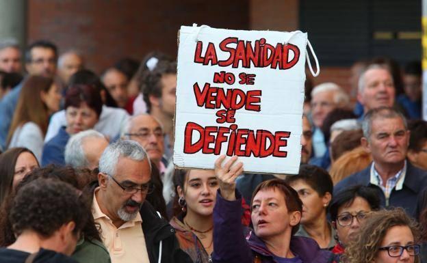 El PSOE llevará «la voz de la calle» a las Cortes y pedirá el cese del consejero de Sanidad
