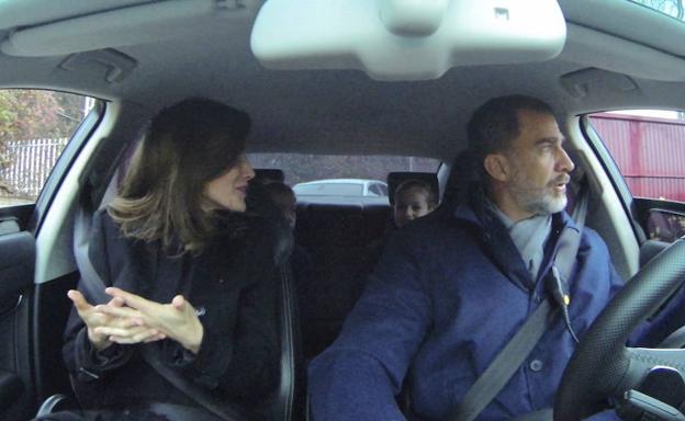 Galería. Los Reyes, en coche, es una escena cotidiana.