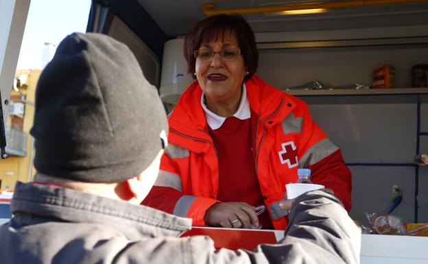 Una voluntaria de Cruz Roja en pleno trabajo. 