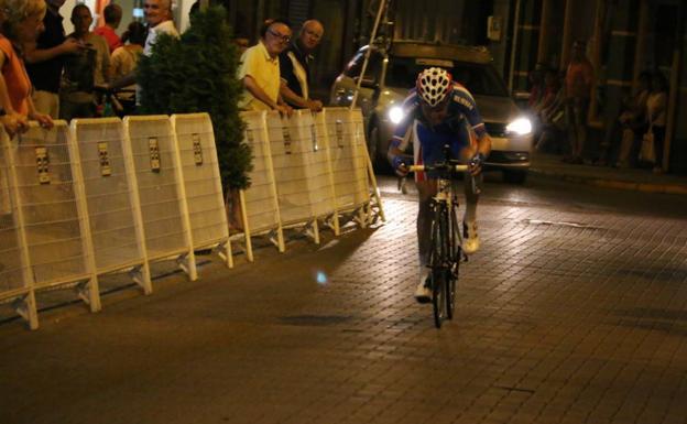 Prólogo nocturno de la pasada edición de la Vuelta a León en La Bañeza.