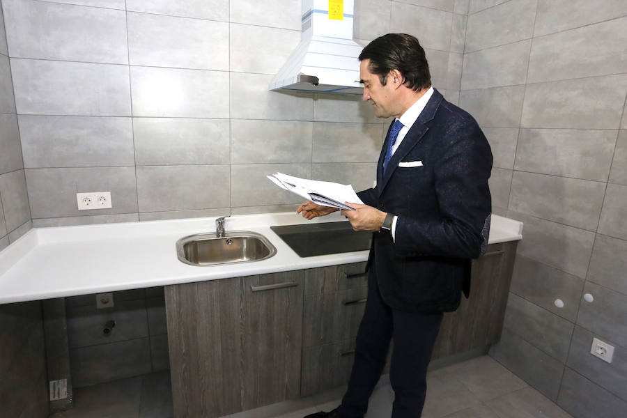 Suárez-Quiñones visita una vivienda rehabilitada para alquiler social en Vidanes