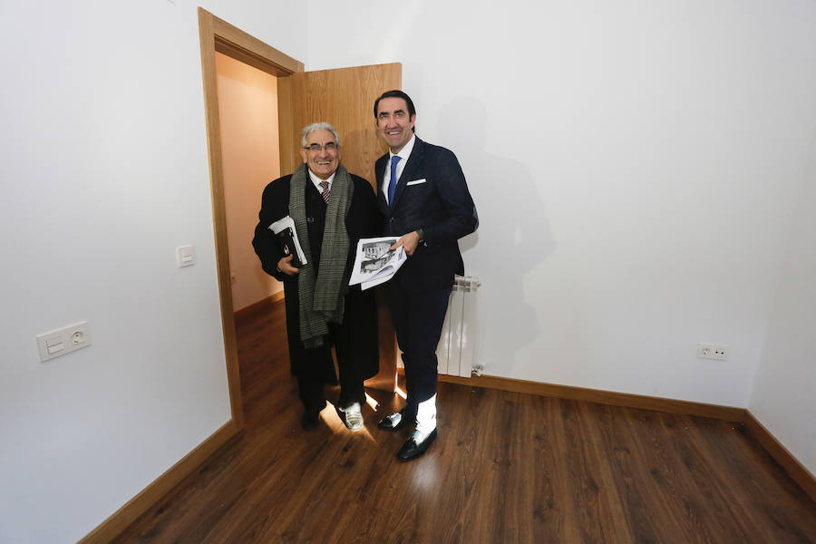 Suárez-Quiñones visita una vivienda rehabilitada para alquiler social en Vidanes