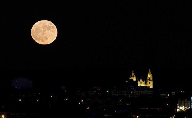 Superluna anterior, fotografiada desde León. 