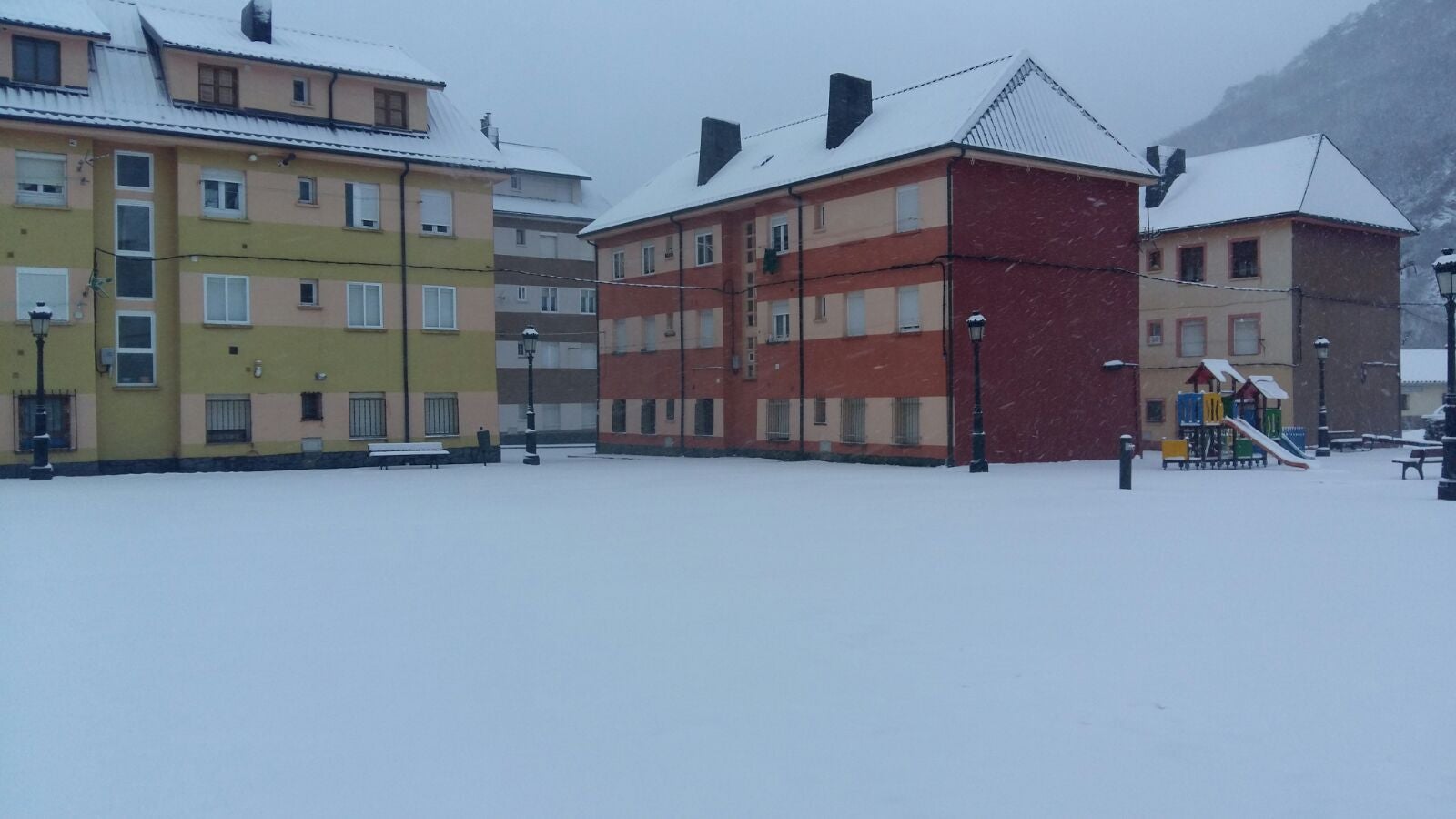 La nieve llega a la zona norte de la provincia de León. El temporal se mantendrá a lo largo de las próximas horas