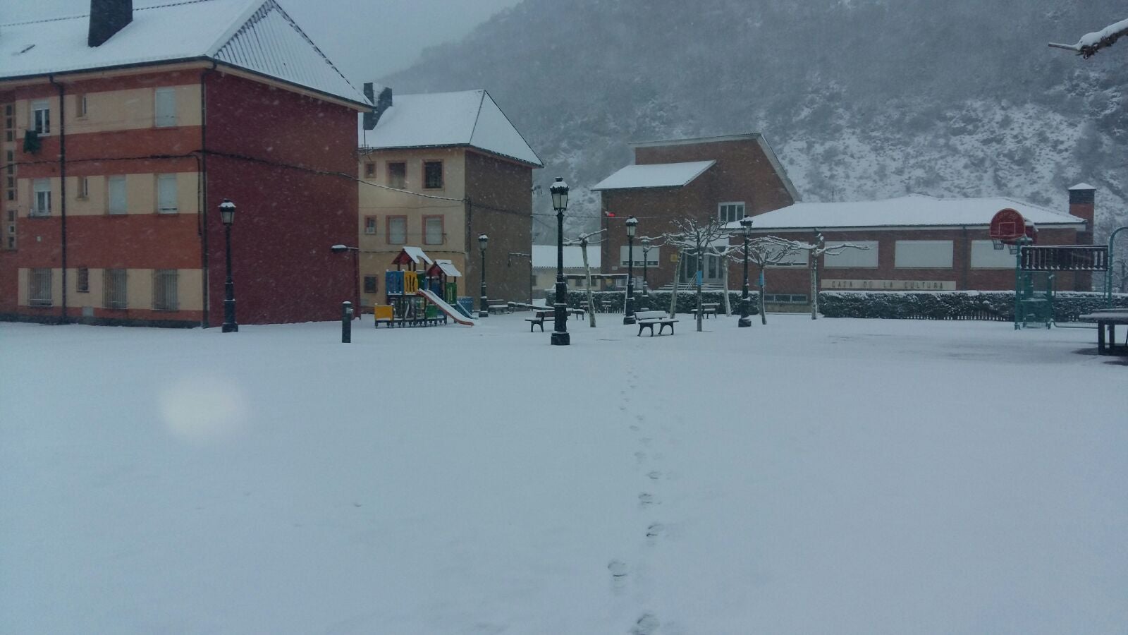 La nieve llega a la zona norte de la provincia de León. El temporal se mantendrá a lo largo de las próximas horas