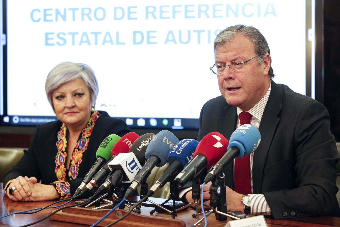 El alcalde de León, Antonio Silván, mantiene una reunión de trabajo con la directora general del Imserso, Carmen Balfagón, el presidente de Autismo España, Miguel Ángel de Casas, y el presidente de Autismo León, José Ángel Crego, sobre el Centro de Referencia Estatal de Autismo