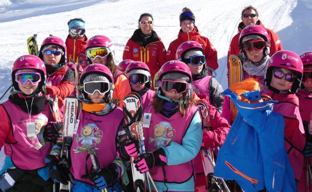 Imagen principal - Una escapada a la nieve para aprender a esquiar gracias a la Escuela Española de Esquí de San Isidro