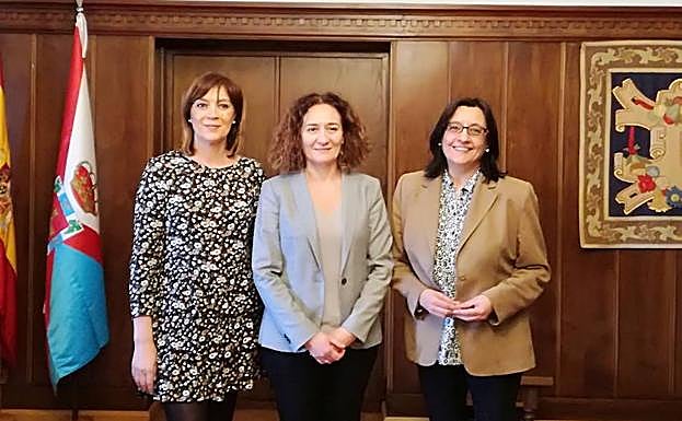 Yolanda Álvarez, Gloria Fernández y Amparo Vidal, minutos antes de la reunión.